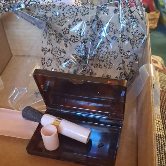 Pink Travel Makeup Brush with Brown Compact Case - Picture 1 of 8